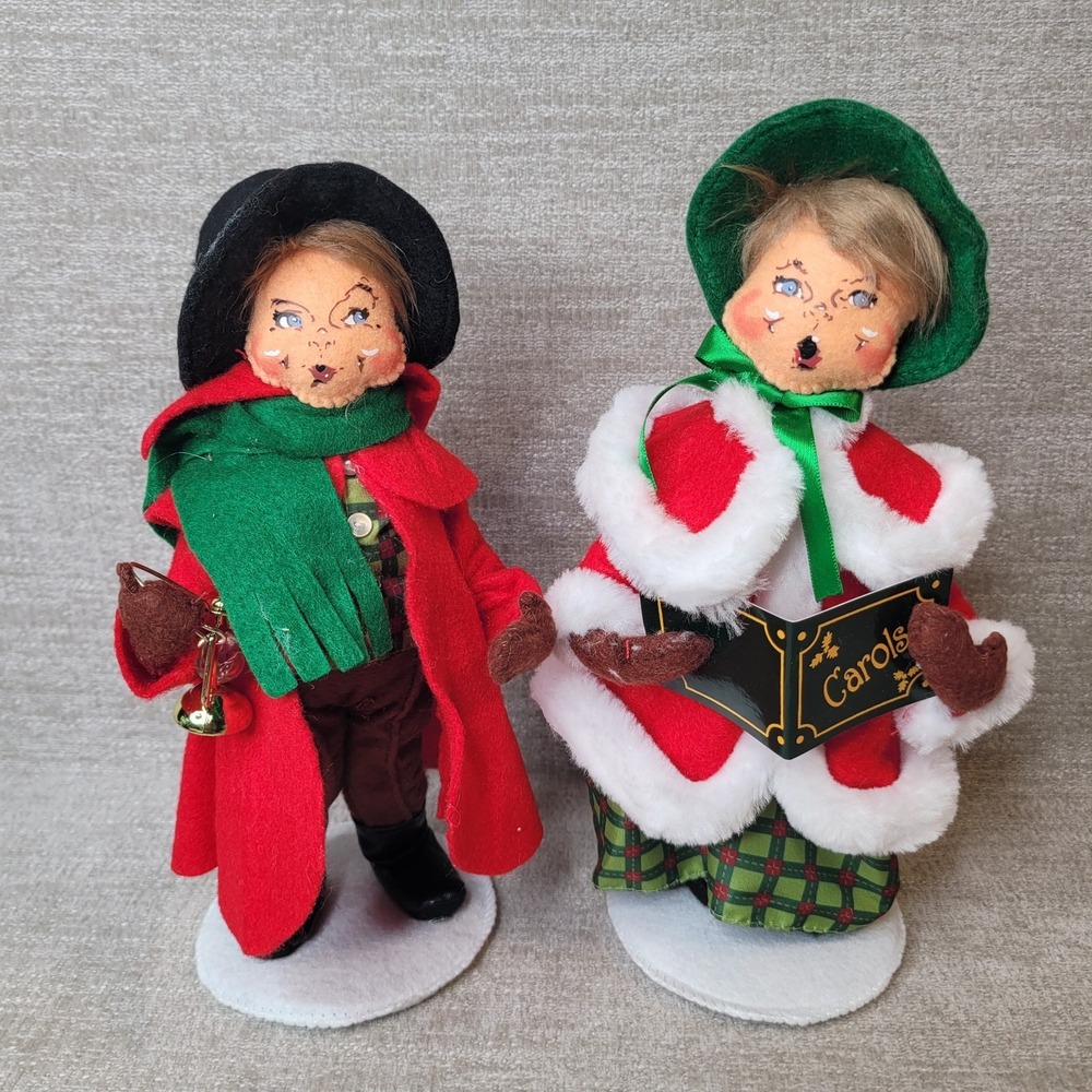Annalee Christmas Caroling Dad w Lanternโ & Mom Caroling 2016 Figurines